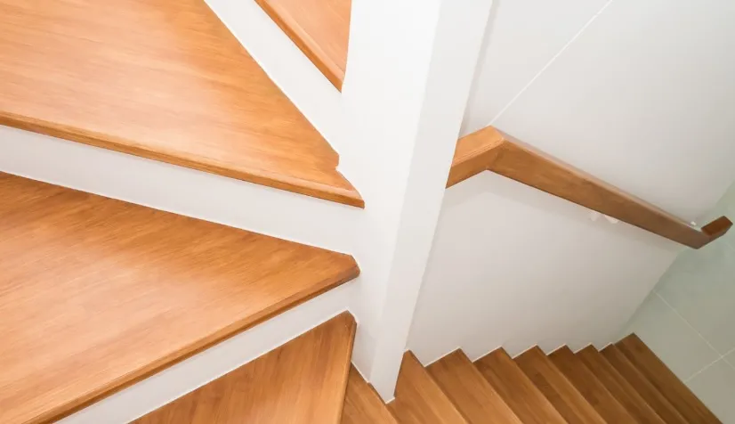 Jak zaprojektować schody drewniane w minimalistycznym salonie?