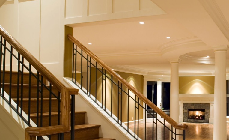 Jakie kolory bejc najlepiej podkreślą nowoczesne schody drewniane?